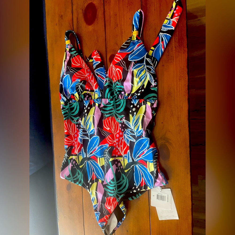 NWT OndadeMer one piece swimsuit size medium
